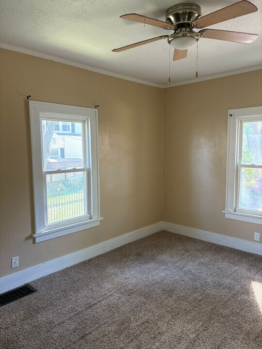 2025 W 4th St in Waterloo, IA - Building Photo