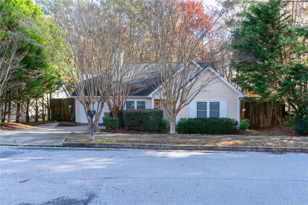 6624 Saganaw Dr in Rex, GA - Foto de edificio