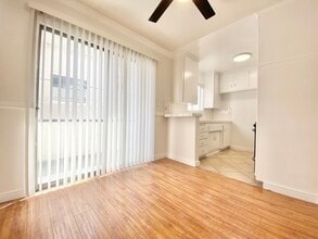 5728 Camellia Ave in Los Angeles, CA - Building Photo - Building Photo