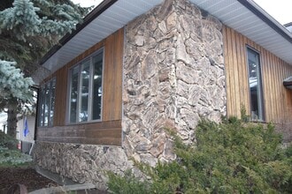 9813-9875 75 Ave in Grande Prairie, AB - Building Photo - Building Photo