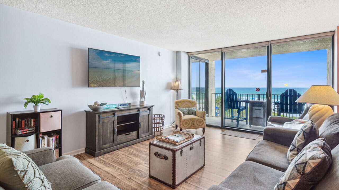 7205 Thomas Dr in Panama City Beach, FL - Building Photo
