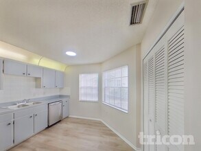 1203 70th Dr E in Sarasota, FL - Foto de edificio - Building Photo