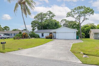 662 NW Cardinal Dr in Port St. Lucie, FL - Foto de edificio - Building Photo