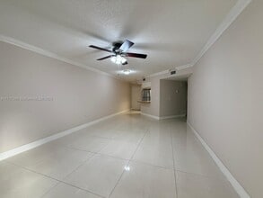 8333 Lake Dr in Doral, FL - Building Photo - Building Photo