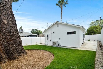 18924 Sylvan St in Los Angeles, CA - Foto de edificio - Building Photo