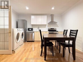 1759 Sherwood Forrest Cir in Mississauga, ON - Building Photo - Building Photo