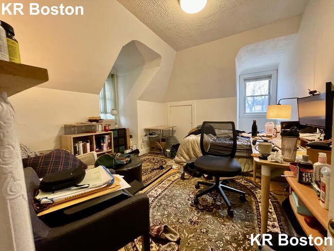 33 Imrie Rd, Unit 33 in Boston, MA - Foto de edificio - Building Photo