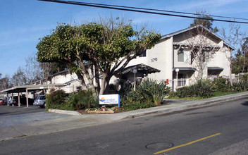 Vista Pacifica Apartments in Vista, CA - Foto de edificio - Building Photo