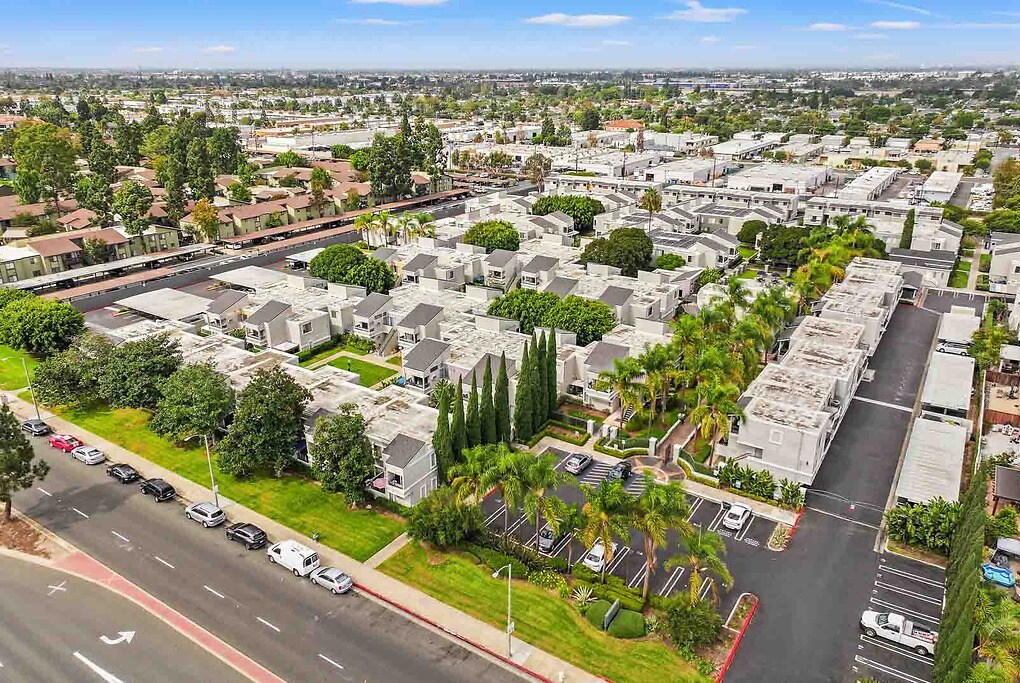 Villa Siena in Costa Mesa, CA - Foto de edificio