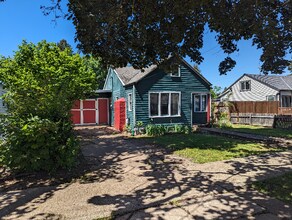 2075 Berry St SE in Salem, OR - Foto de edificio - Building Photo