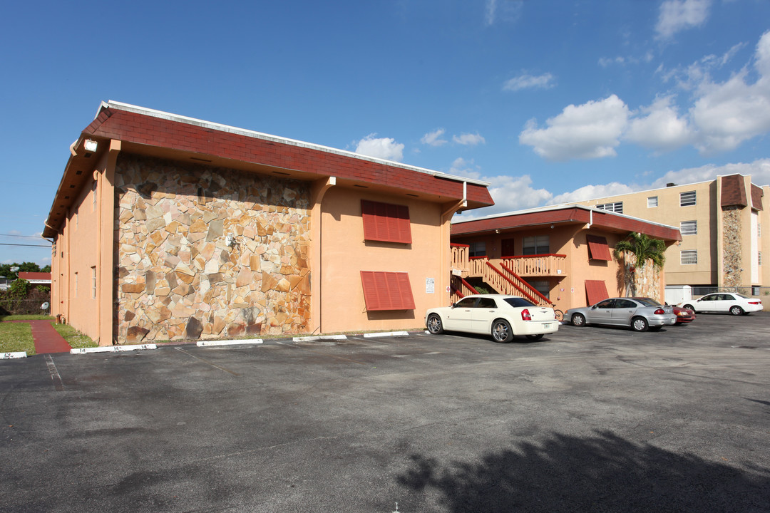 Pinehill Plaza Apartments in Pembroke Pines, FL - Building Photo