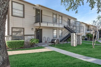 University Cove Apartments in San Antonio, TX - Foto de edificio - Building Photo