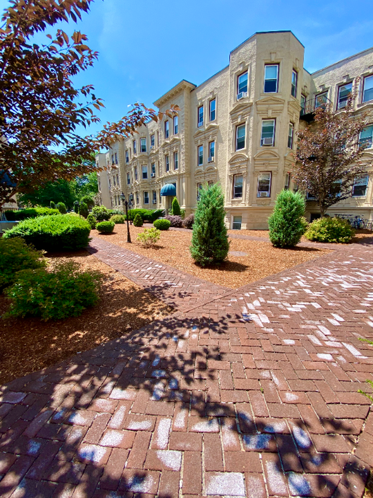 1862 Beacon St in Brookline, MA - Building Photo