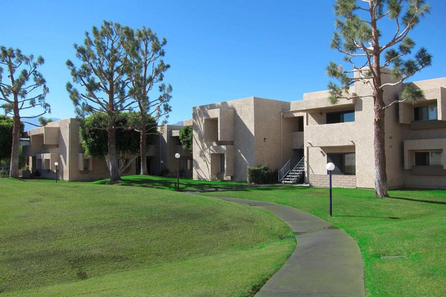 Rancho Vista Apartments in Palm Desert, CA - Building Photo - Building Photo