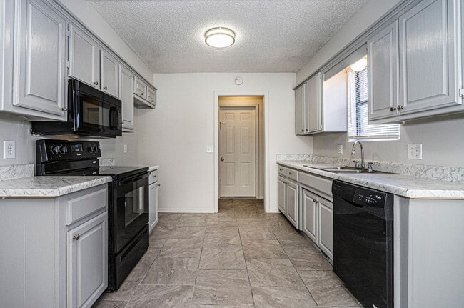 1202 Dorchester Ct in Yukon, OK - Building Photo - Building Photo