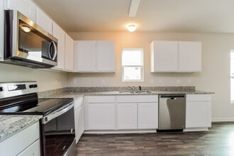 4037 Lake Russell Dr in Florence, SC - Building Photo - Building Photo