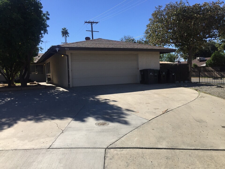 883 Evergreen St in Hemet, CA - Foto de edificio