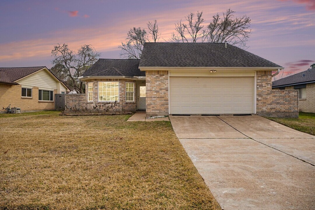 454 Lost Rock Dr in Webster, TX - Building Photo