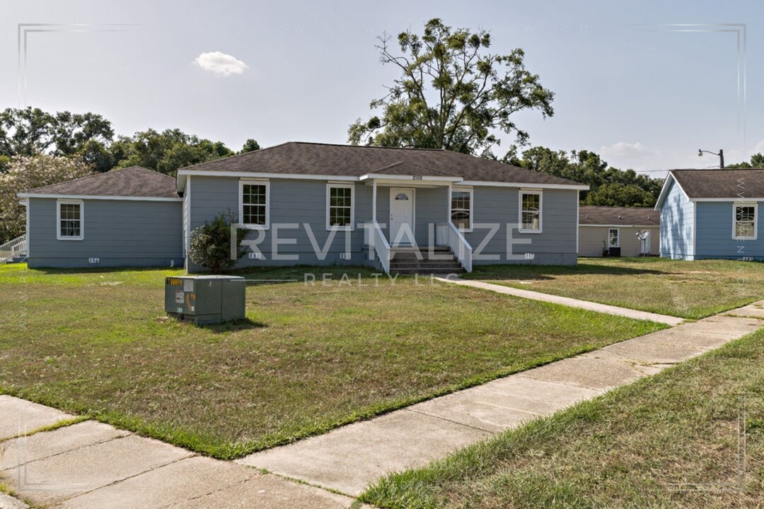 2109 N Woodlawn Dr in Mobile, AL - Building Photo