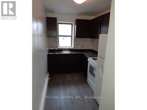 7 Osler Ct in Hamilton, ON - Building Photo - Building Photo