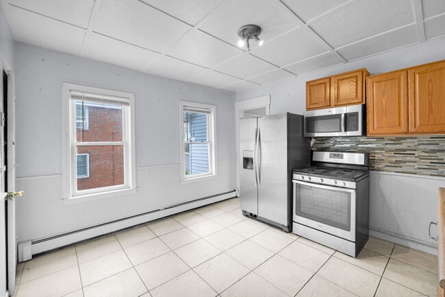 223 Lawlor St in New Britain, CT - Building Photo - Building Photo