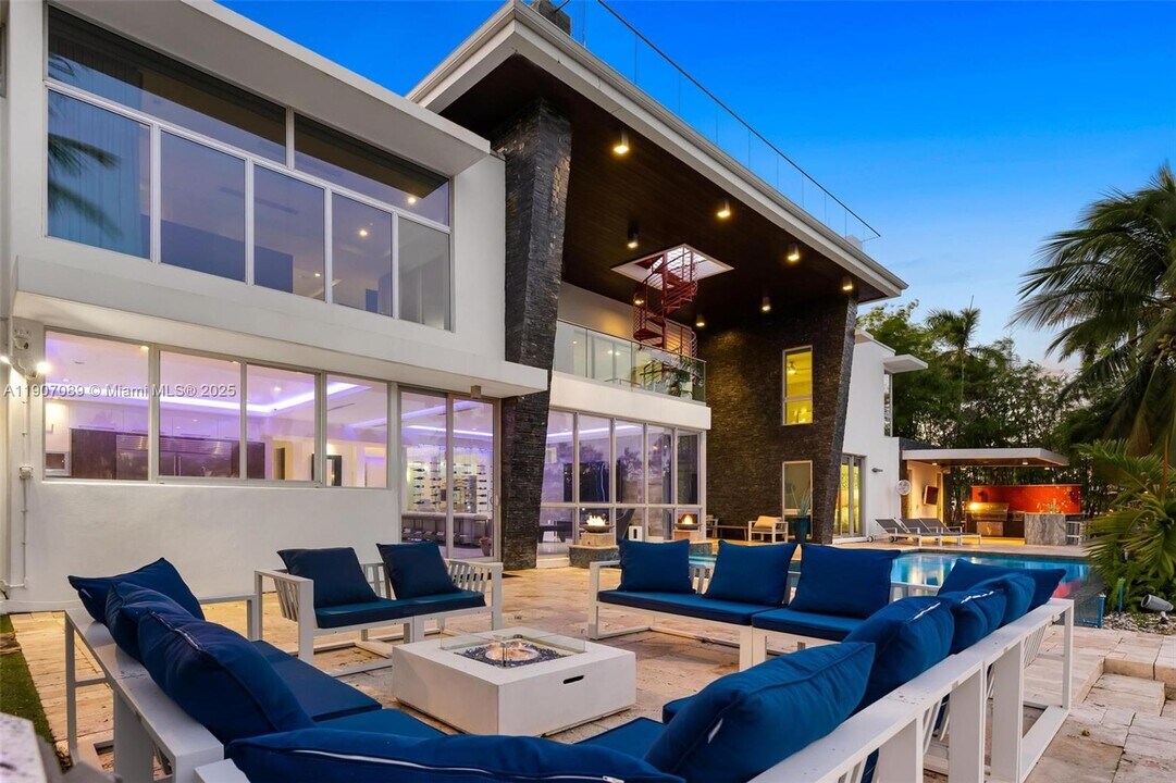 300 Royal Plaza Dr in Fort Lauderdale, FL - Building Photo