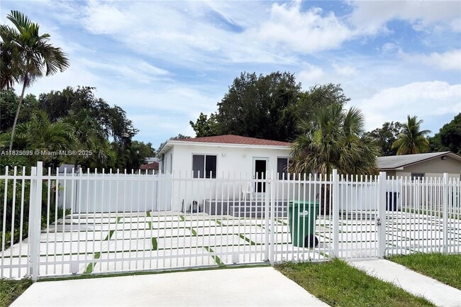 2740 NW 49th St in Miami, FL - Building Photo - Building Photo