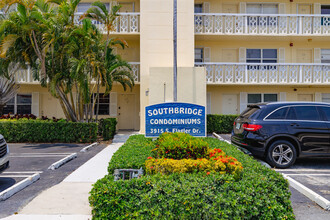 Southbridge Condominiums in West Palm Beach, FL - Building Photo - Building Photo