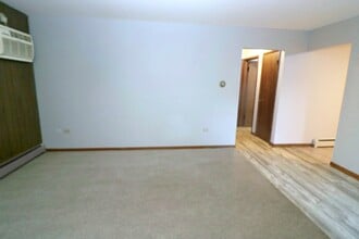 220 Griffing Ave in Woodstock, IL - Building Photo - Building Photo