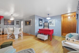 9728 S Tripp Ave in Oak Lawn, IL - Building Photo - Building Photo