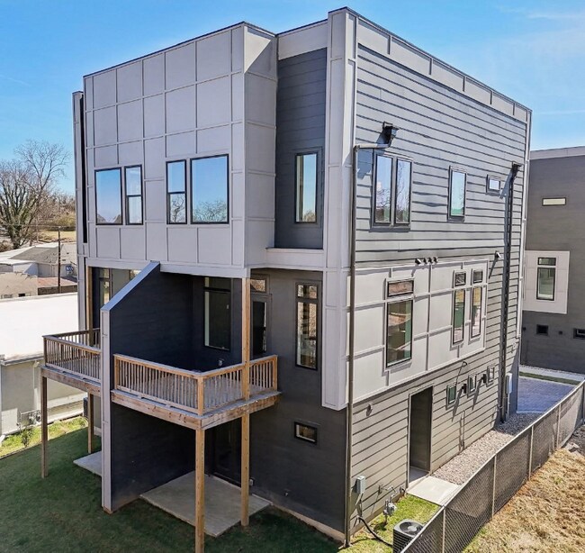 107 E 9th St in Columbia, TN - Foto de edificio - Building Photo