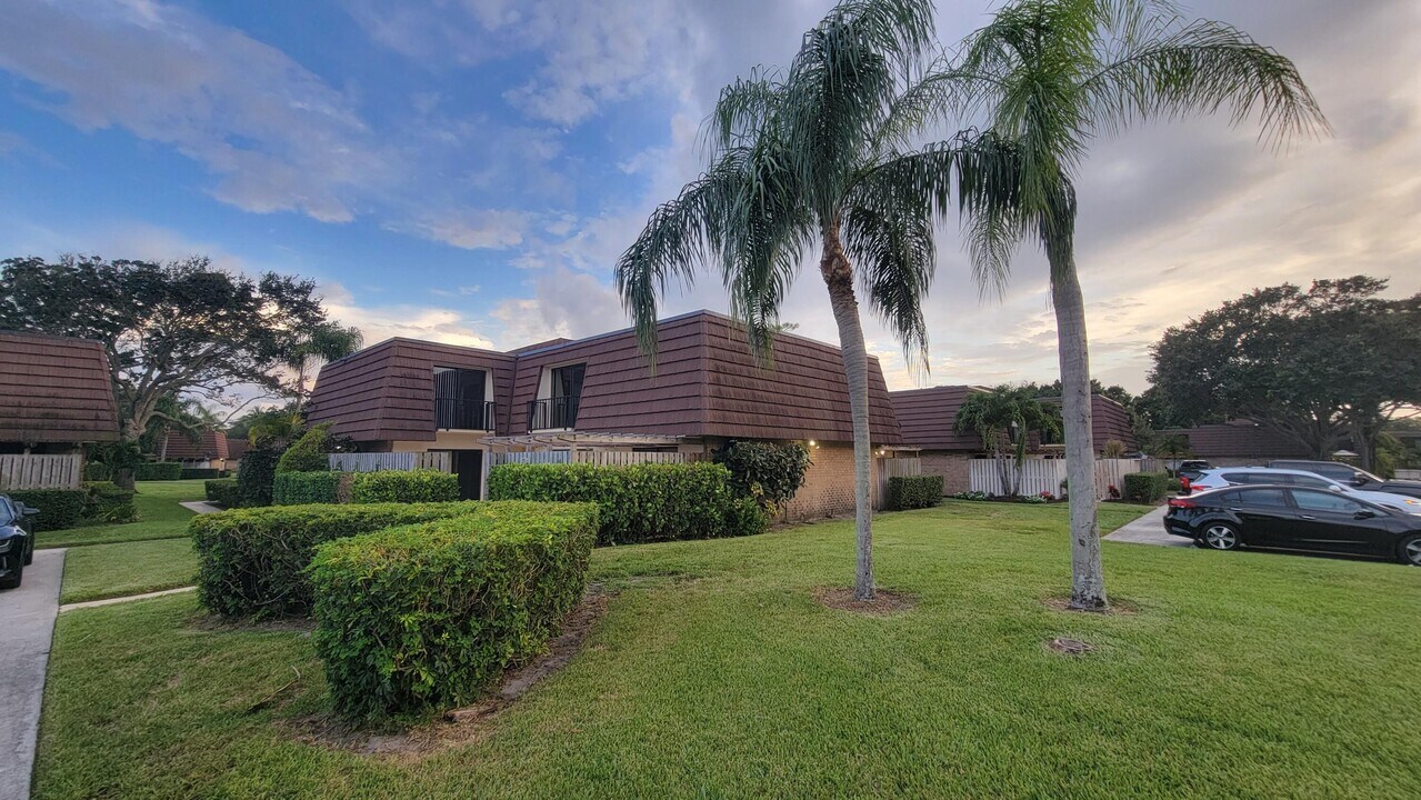 606 6th Ln in Palm Beach Gardens, FL - Building Photo