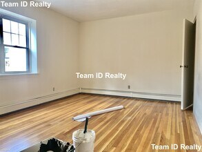 497 Centre St-Unit -Apt 2 in Newton, MA - Building Photo - Building Photo