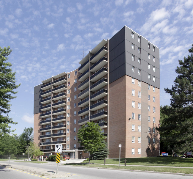 3145 Queen Frederica Dr in Mississauga, ON - Building Photo - Primary Photo