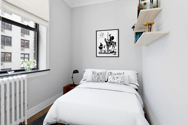 326 E 35th St, Unit 31 in New York, NY - Building Photo - Building Photo