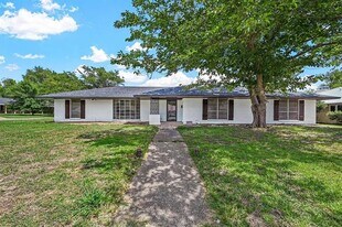 1400 Crescent Dr in Sherman, TX - Building Photo