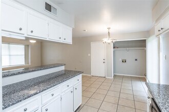 206 N Forest Dr in Willis, TX - Foto de edificio - Building Photo