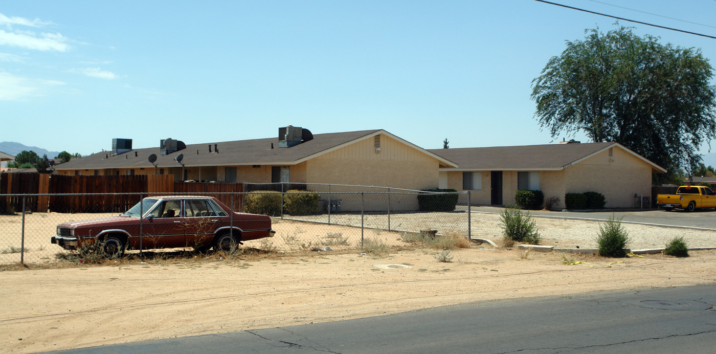 21725 Nisqually Rd in Apple Valley, CA - Foto de edificio