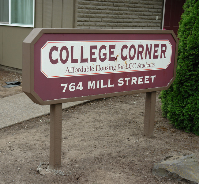 College Corner in Springfield, OR - Building Photo - Building Photo