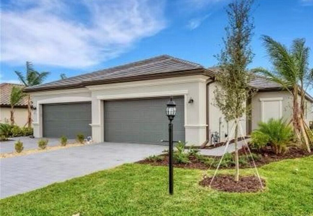 15615 Sunny Day Dr in Bradenton, FL - Building Photo
