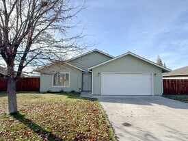 7438 Boyd Pl in Klamath Falls, OR - Building Photo