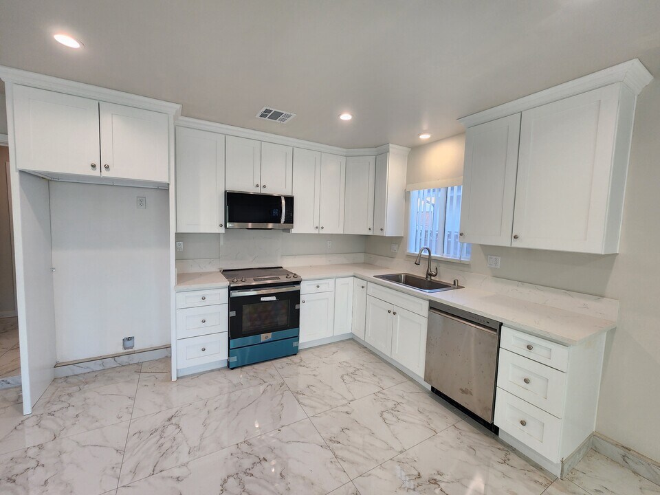 9322 Cayuga Ave in Sun Valley, CA - Building Photo