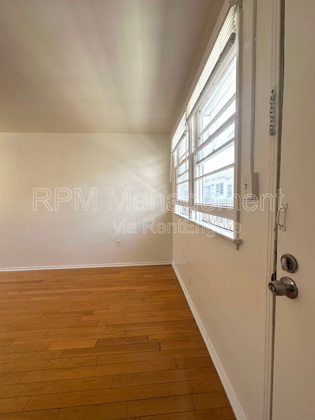1737 N Sycamore Ave in Los Angeles, CA - Building Photo - Building Photo
