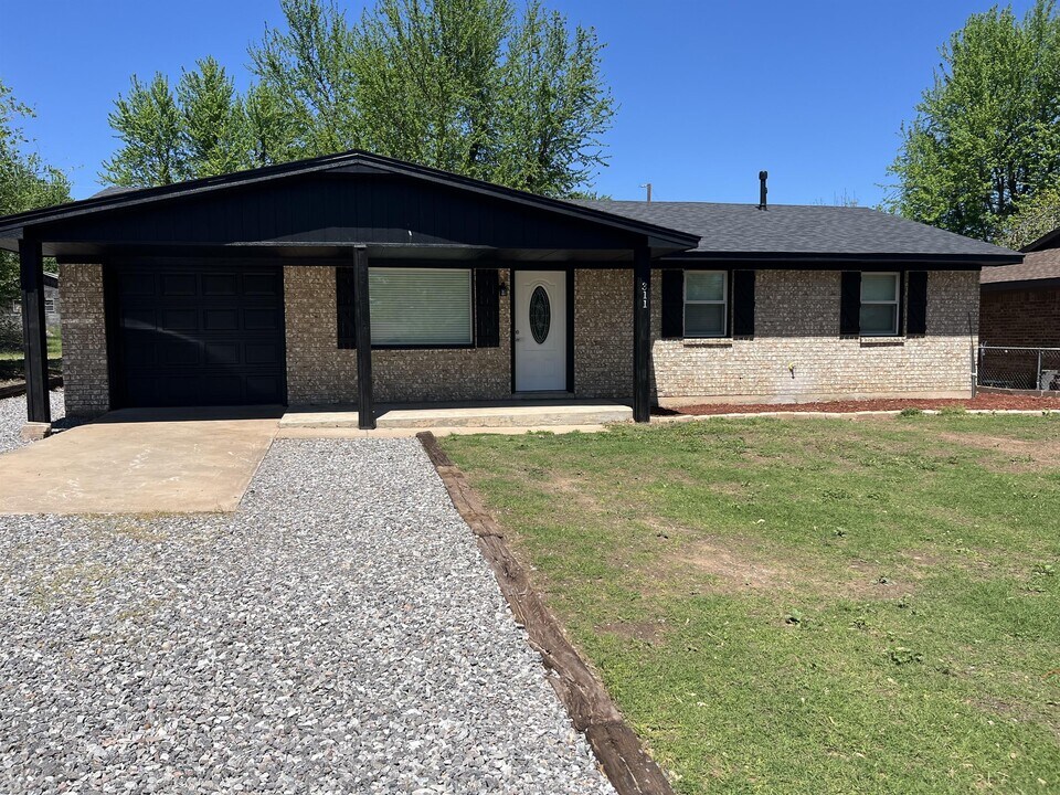 311 E Tennapee Ave in Fletcher, OK - Building Photo