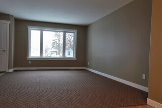 2066 Elliott St in Regina, SK - Building Photo - Building Photo