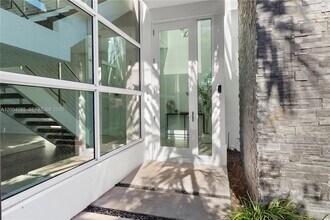 2217 NE 17th Terrace in Wilton Manors, FL - Foto de edificio - Building Photo