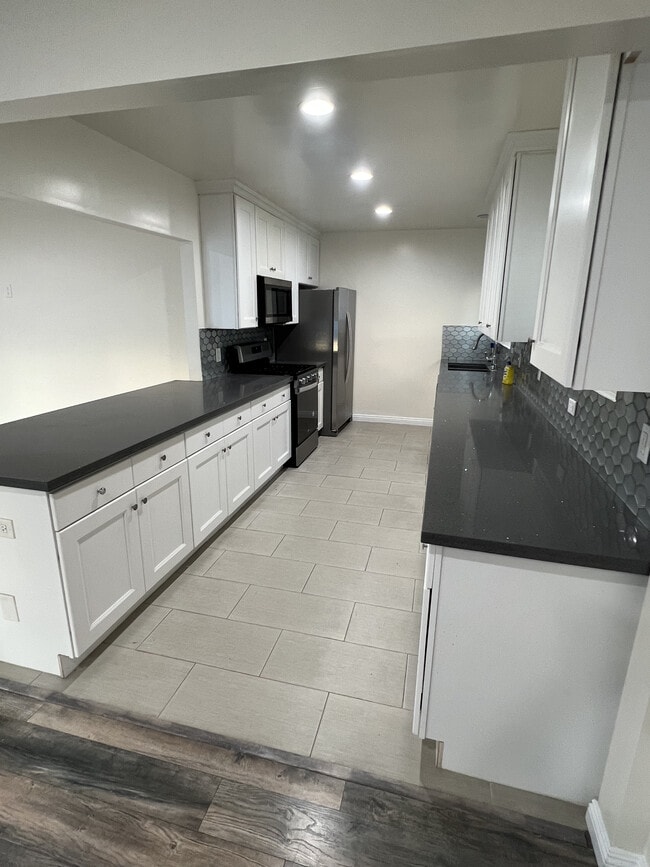 9007 Monogram Ave in North Hills, CA - Building Photo - Building Photo