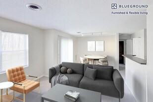 1 Arboretum Way in Burlington, MA - Building Photo