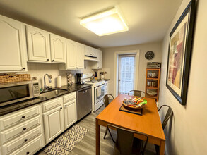 7 Harvard Sq, Unit uni3b 2-bed 1-bath in Brookline, MA - Building Photo - Building Photo