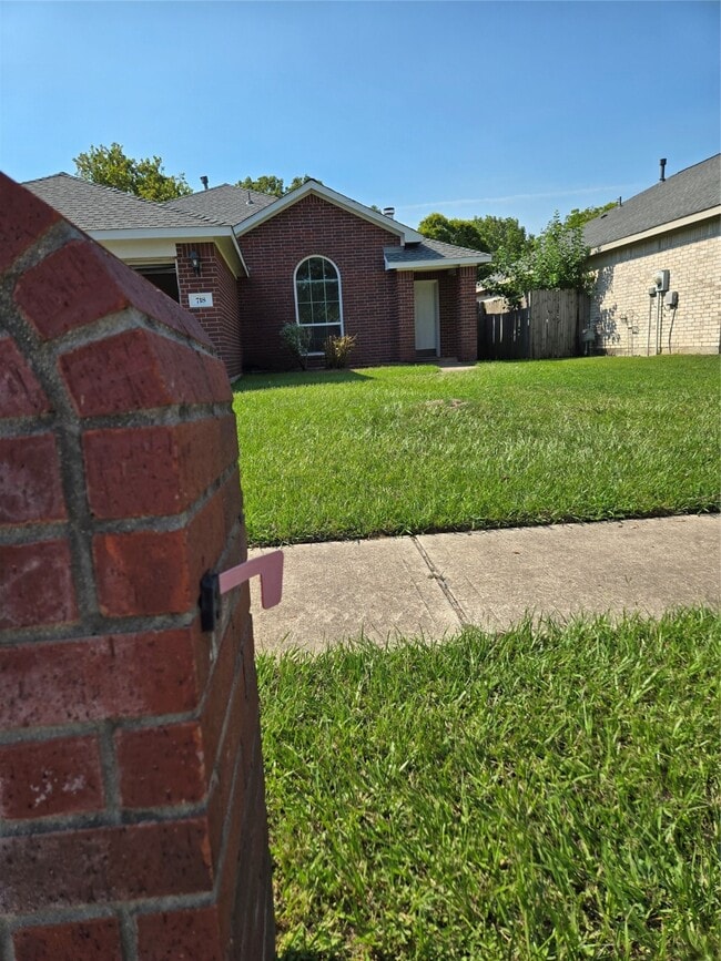 718 Chase View Dr in Bacliff, TX - Building Photo - Building Photo
